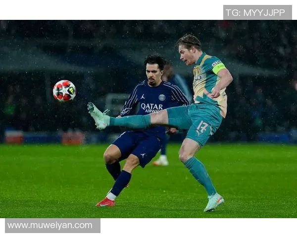 足球明星脖部特写展现运动魅力与个性风采的精彩瞬间